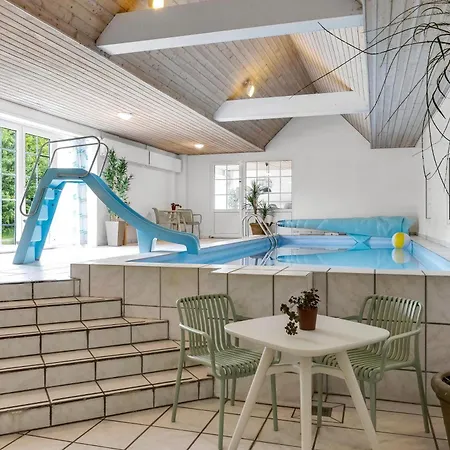 Дом отдыха Large Pool House For 24 People, With Almost Everything In Activities, 300 Meters From The Fjord Vinderup